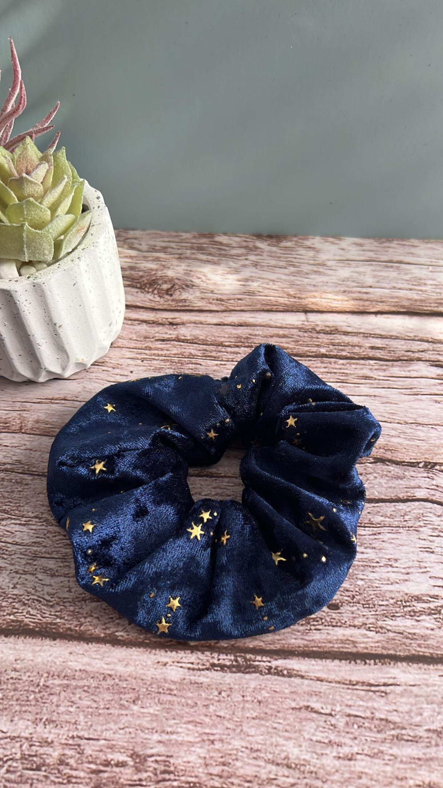 Scrunchie aus Jersey-Baumwolle – Blau mit goldenen Sternen | Haargummi – Bild 3