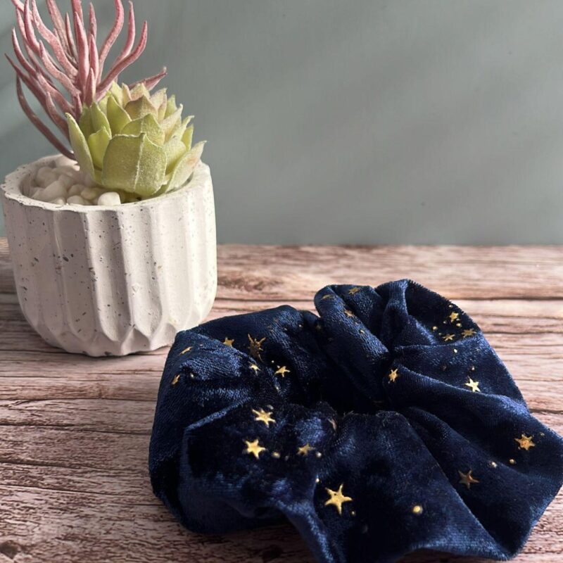 Scrunchie aus Jersey-Baumwolle – Dunkelblau mit goldenen Sternen – Haargummi