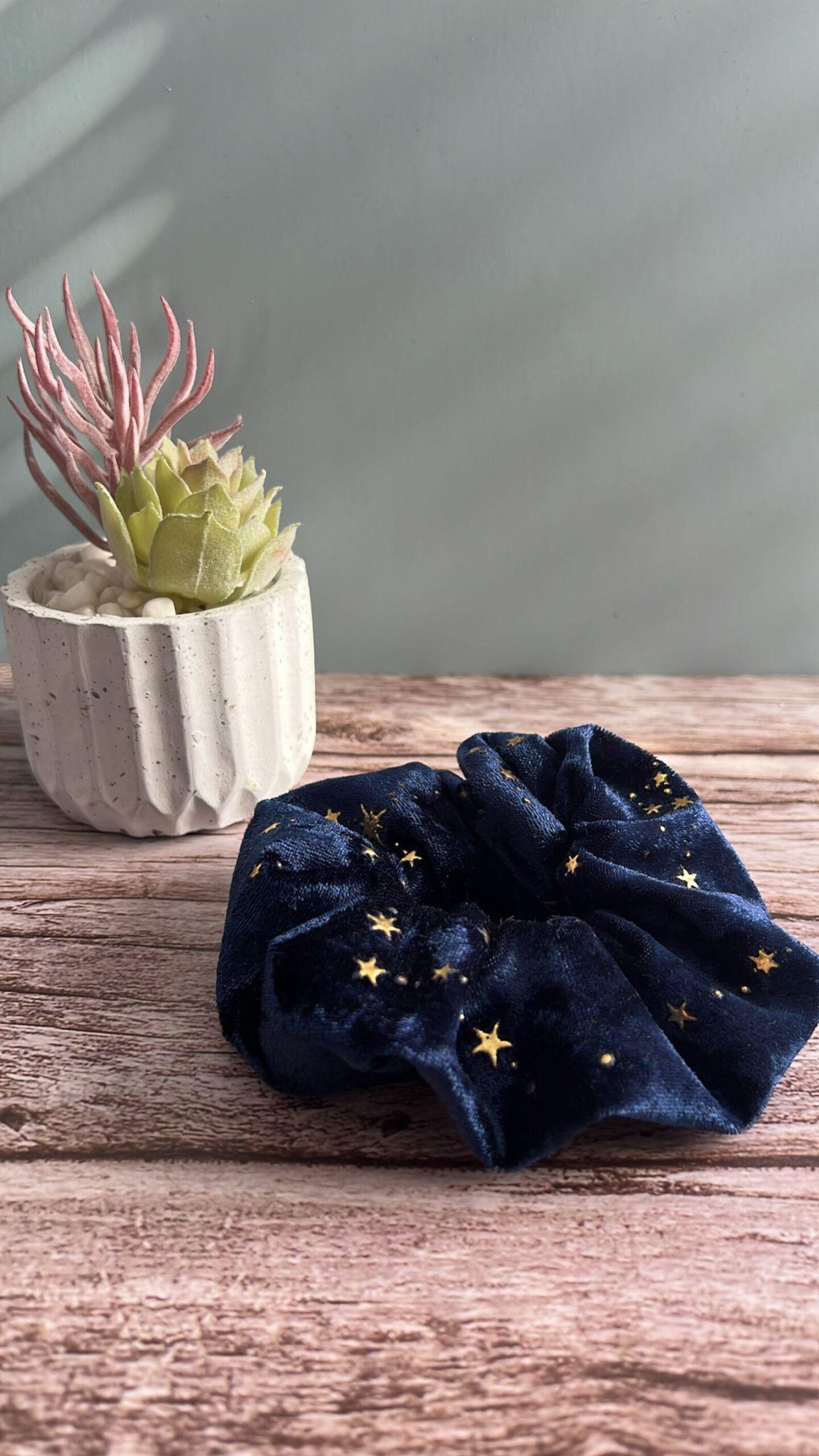 Scrunchie aus Jersey-Baumwolle – Dunkelblau mit goldenen Sternen – Haargummi