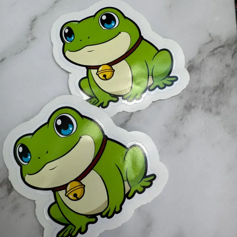 Kawaii Frosch-Sticker (grün, Glöckchen), 10 cm, wasserfest, 3 cm Peel-Rand