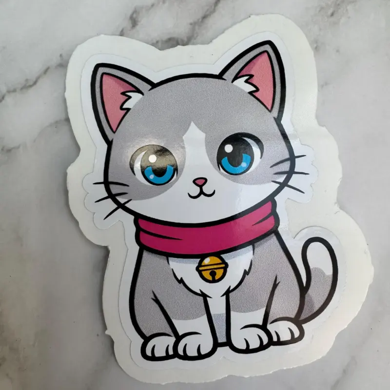Kawaii Katzen-Sticker (grau/weiß, blaue Augen, Glöckchen), 10 cm, wasserfest, 3 cm Peel-Rand