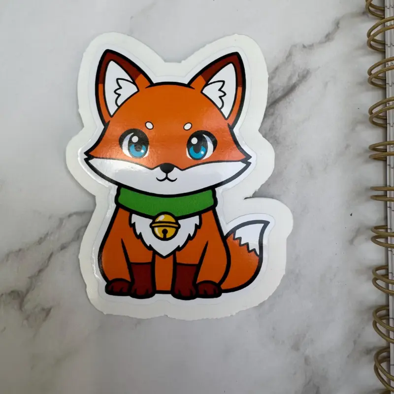 Kawaii Fuchs-Sticker (orange, grünes Halstuch, Glöckchen), 10 cm, wasserfest, 3 cm Peel-Rand
